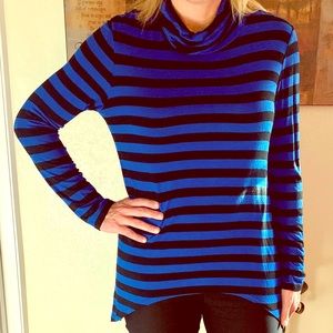 Stripped turtle neck knit blouse.